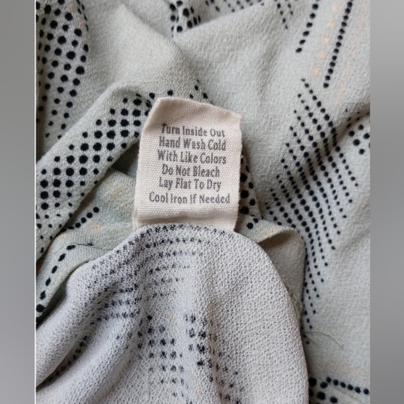 Flower & Feather Green Size 1X Top V-Neck Front Gold Zipper Blouse Short Sleeve - Picture 7 of 9